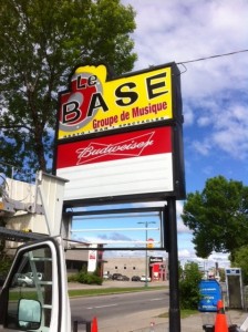 Le Base, enseignes lumineuses Budweiser